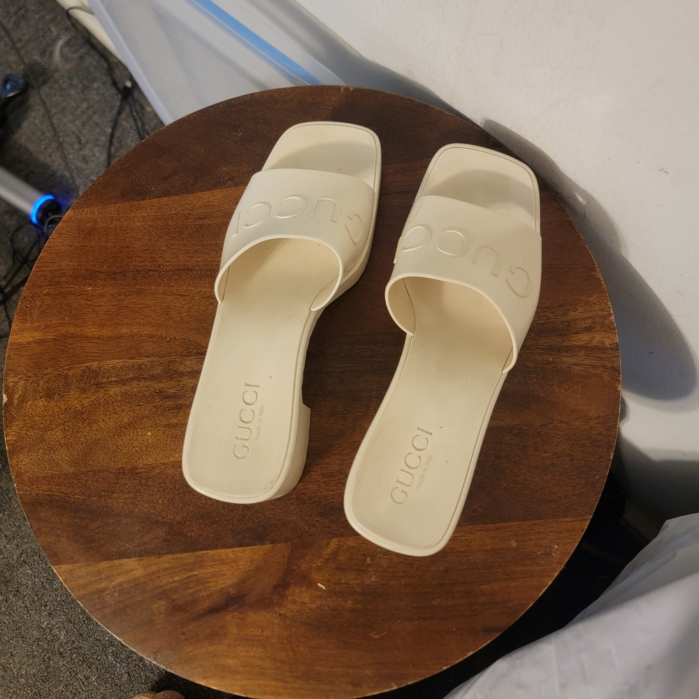 Gucci Women's Cream Slide Sandals - Picture 2 of 7